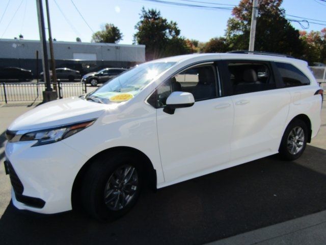 2022 Toyota Sienna LE