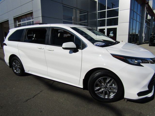 2022 Toyota Sienna LE