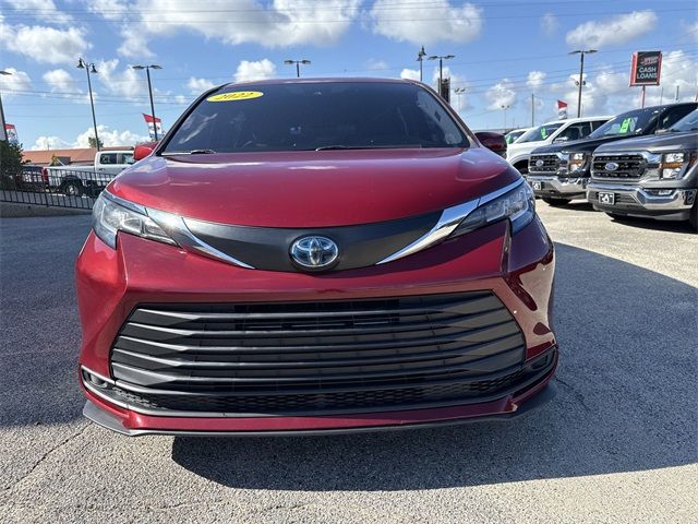 2022 Toyota Sienna LE