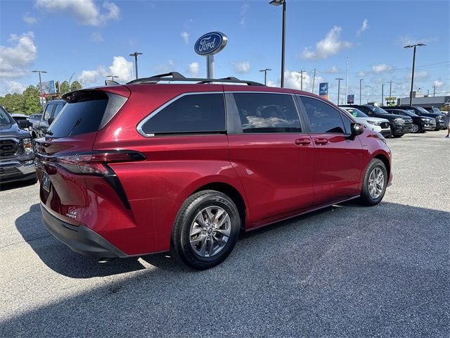 2022 Toyota Sienna LE