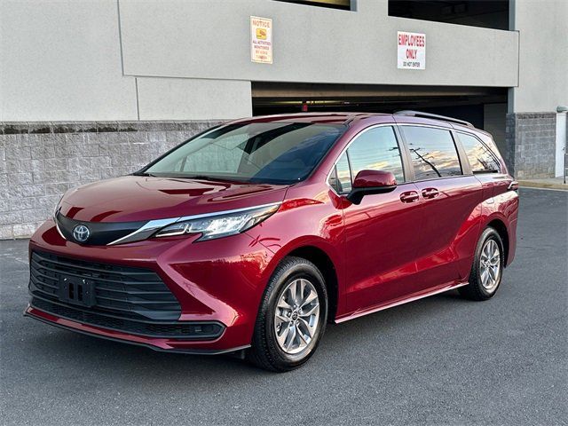 2022 Toyota Sienna LE