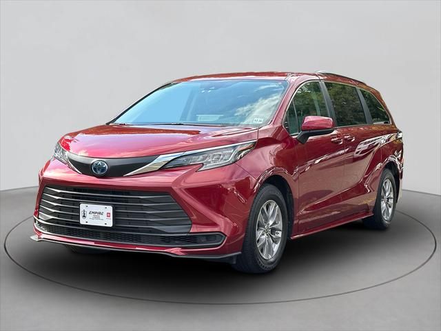 2022 Toyota Sienna LE