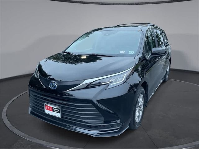 2022 Toyota Sienna LE