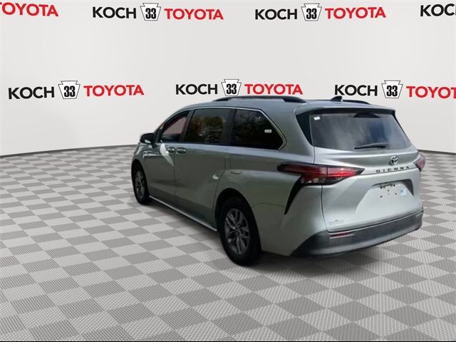 2022 Toyota Sienna LE