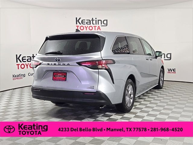 2022 Toyota Sienna LE