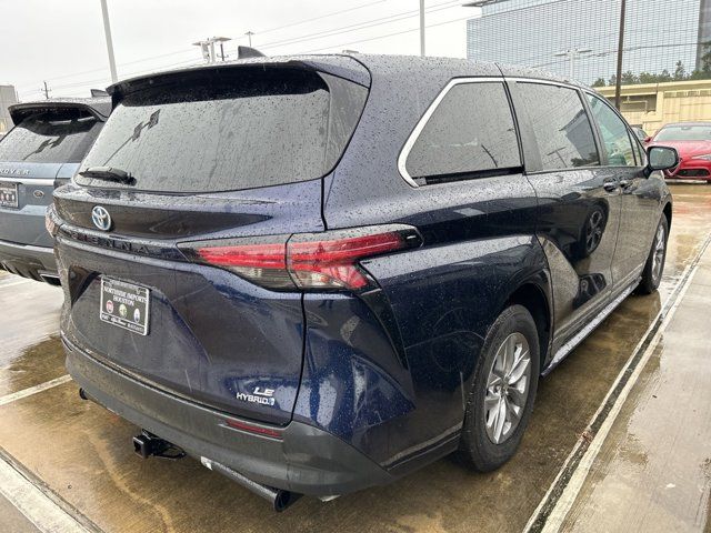 2022 Toyota Sienna LE