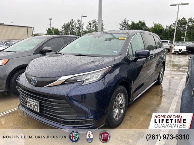 2022 Toyota Sienna LE