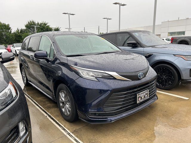 2022 Toyota Sienna LE