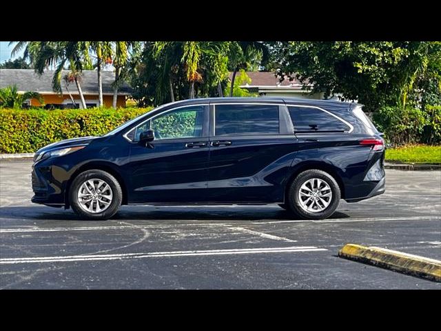 2022 Toyota Sienna LE