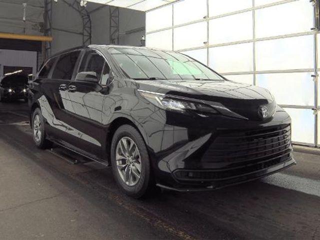 2022 Toyota Sienna LE