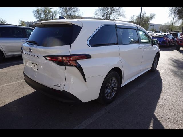 2022 Toyota Sienna LE