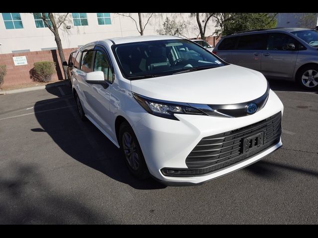 2022 Toyota Sienna LE