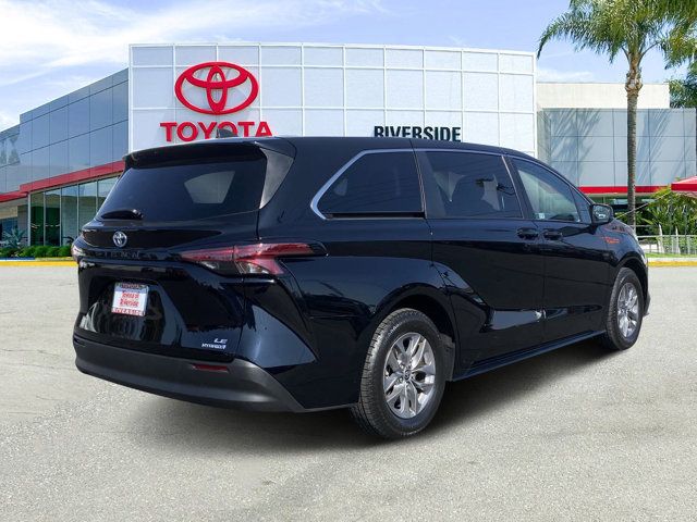 2022 Toyota Sienna LE