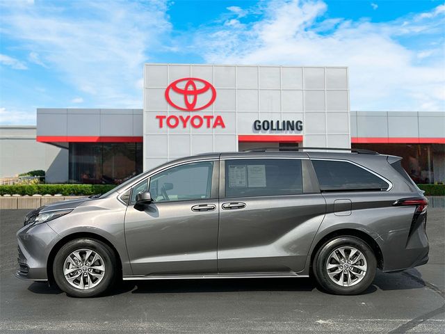 2022 Toyota Sienna LE