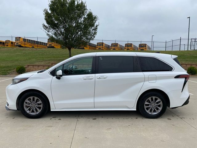 2022 Toyota Sienna LE