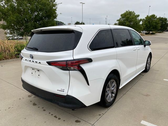 2022 Toyota Sienna LE