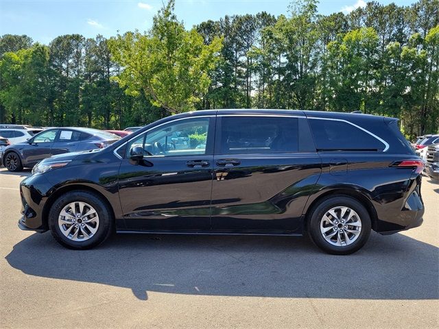 2022 Toyota Sienna LE