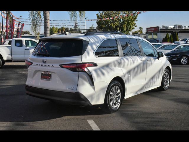 2022 Toyota Sienna LE