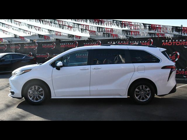 2022 Toyota Sienna LE