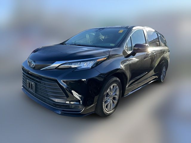 2022 Toyota Sienna LE