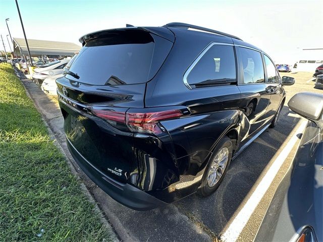 2022 Toyota Sienna LE