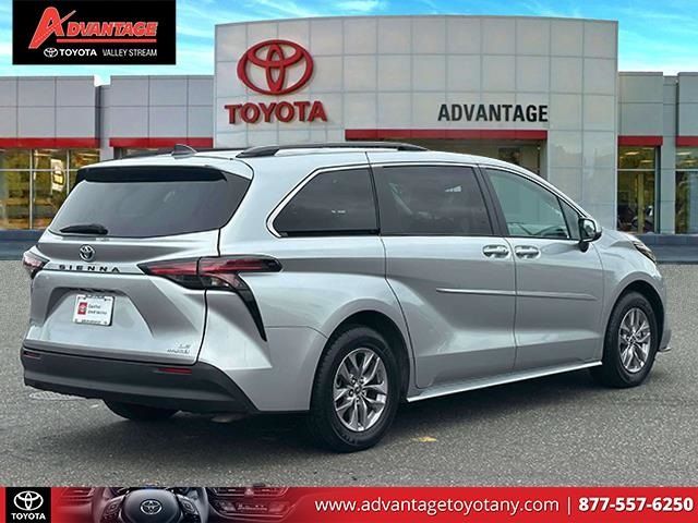 2022 Toyota Sienna LE