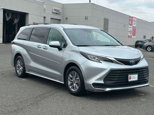 2022 Toyota Sienna LE