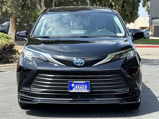 2022 Toyota Sienna LE