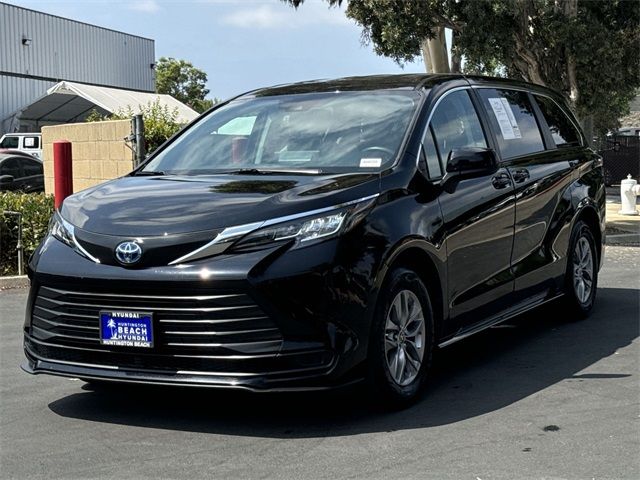 2022 Toyota Sienna LE