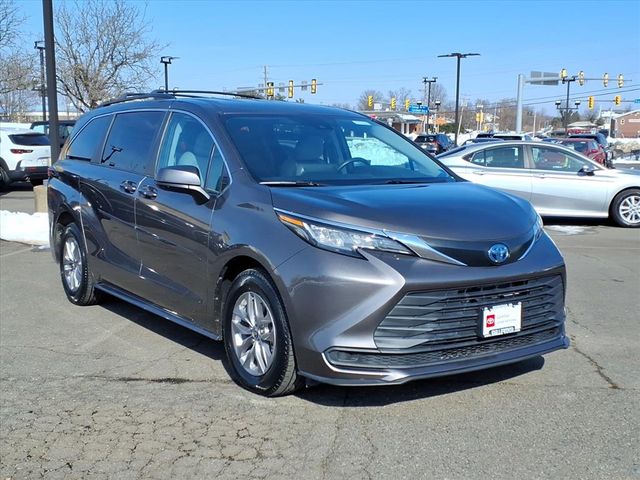 2022 Toyota Sienna LE