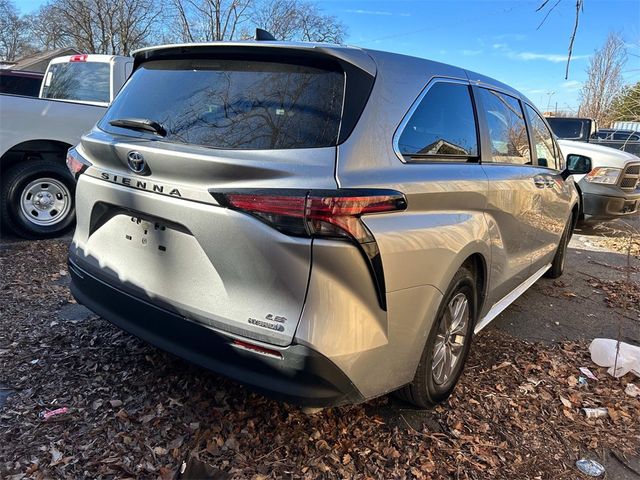 2022 Toyota Sienna LE