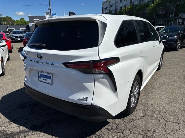 2022 Toyota Sienna LE