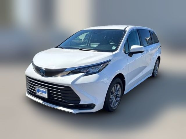 2022 Toyota Sienna LE