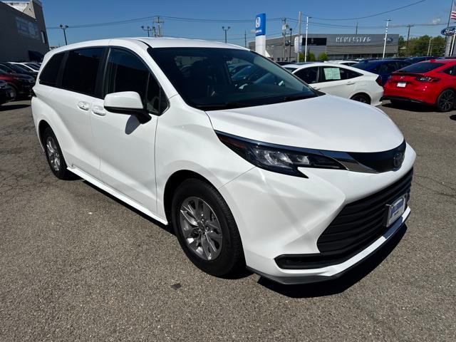 2022 Toyota Sienna LE