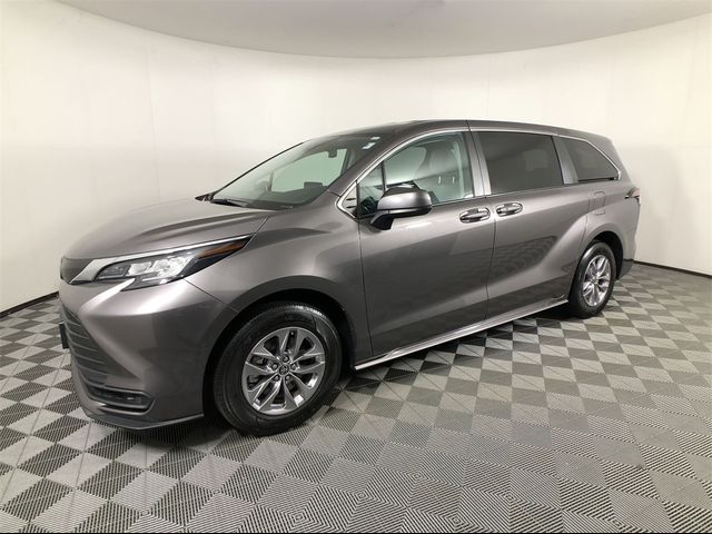 2022 Toyota Sienna LE