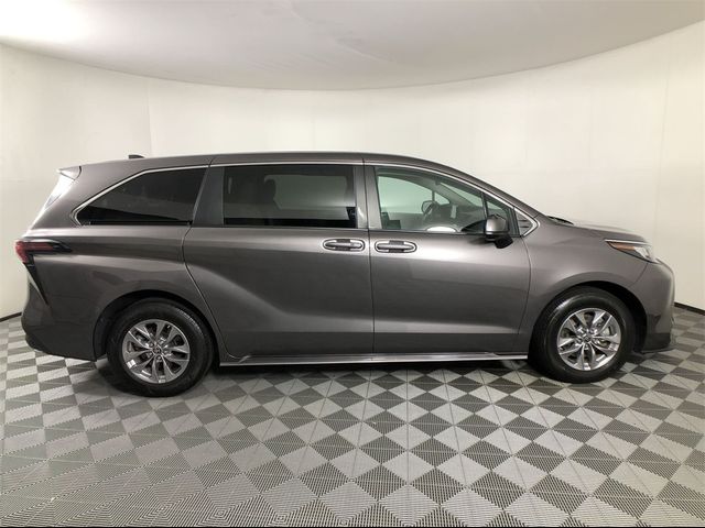 2022 Toyota Sienna LE