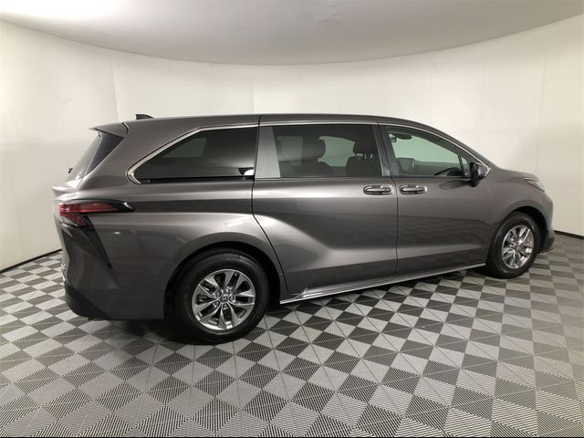 2022 Toyota Sienna LE