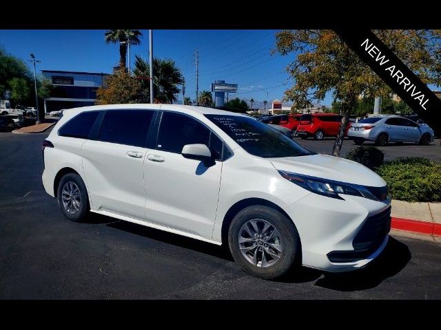 2022 Toyota Sienna LE