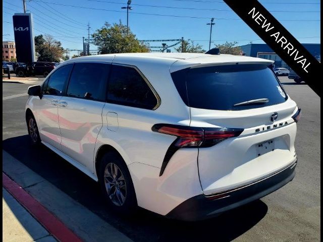 2022 Toyota Sienna LE