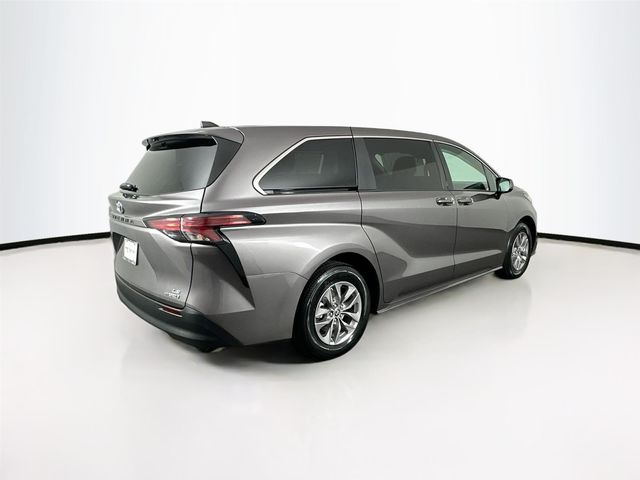 2022 Toyota Sienna LE