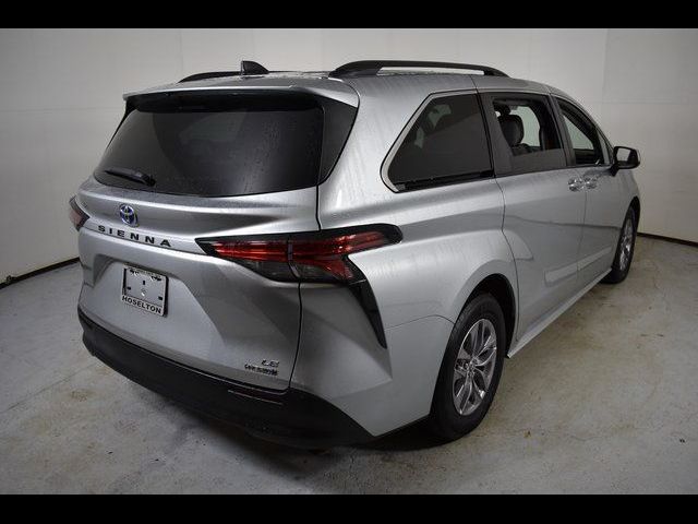 2022 Toyota Sienna LE