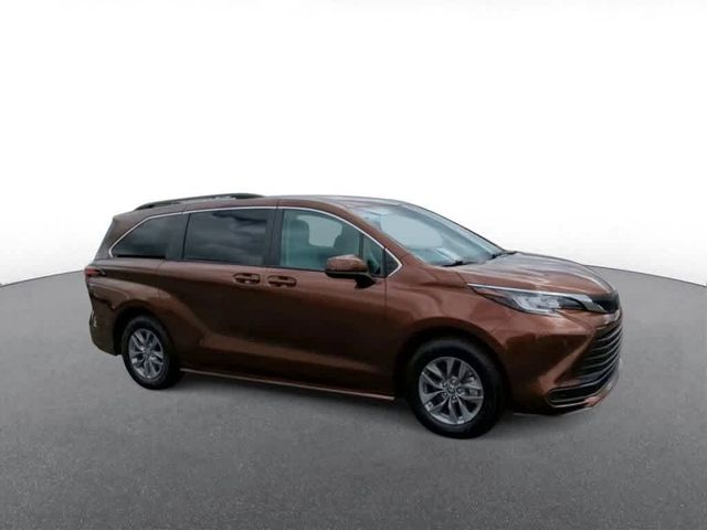 2022 Toyota Sienna LE