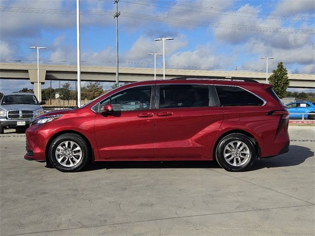 2022 Toyota Sienna LE