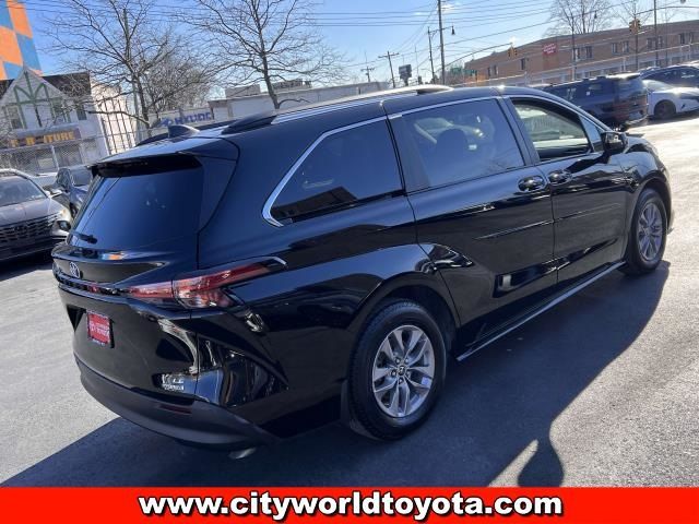 2022 Toyota Sienna LE