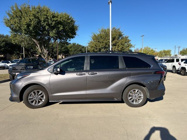 2022 Toyota Sienna LE