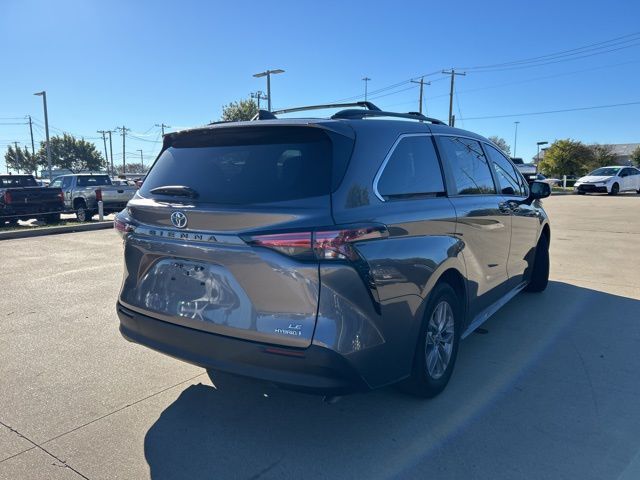 2022 Toyota Sienna LE