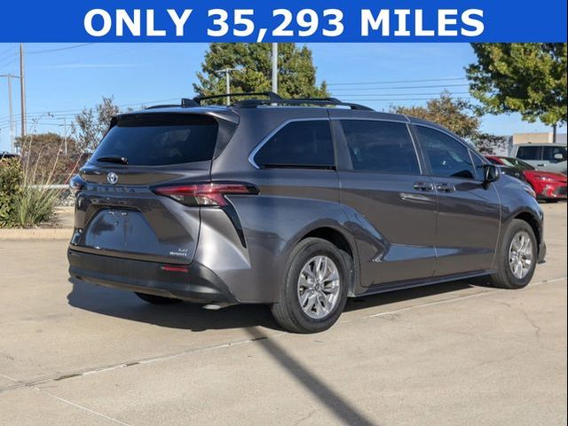 2022 Toyota Sienna LE