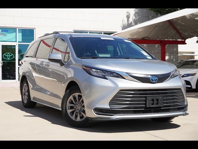 2022 Toyota Sienna LE