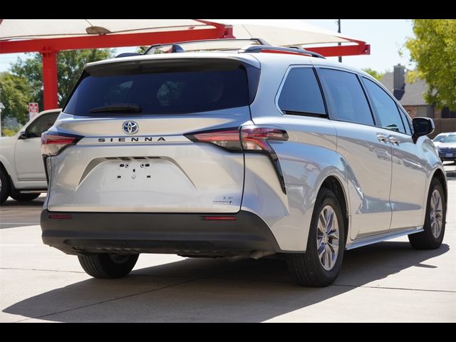 2022 Toyota Sienna LE