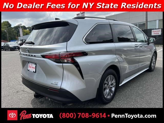 2022 Toyota Sienna LE